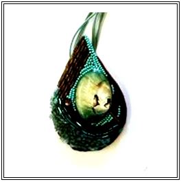 Création d'un bijou original à l'aide d'un crochet et l'agrémenter de perles, tubes, ruban.