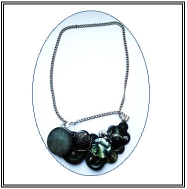 Assortir des boutons, des paillettes et des perles pour réaliser un collier original